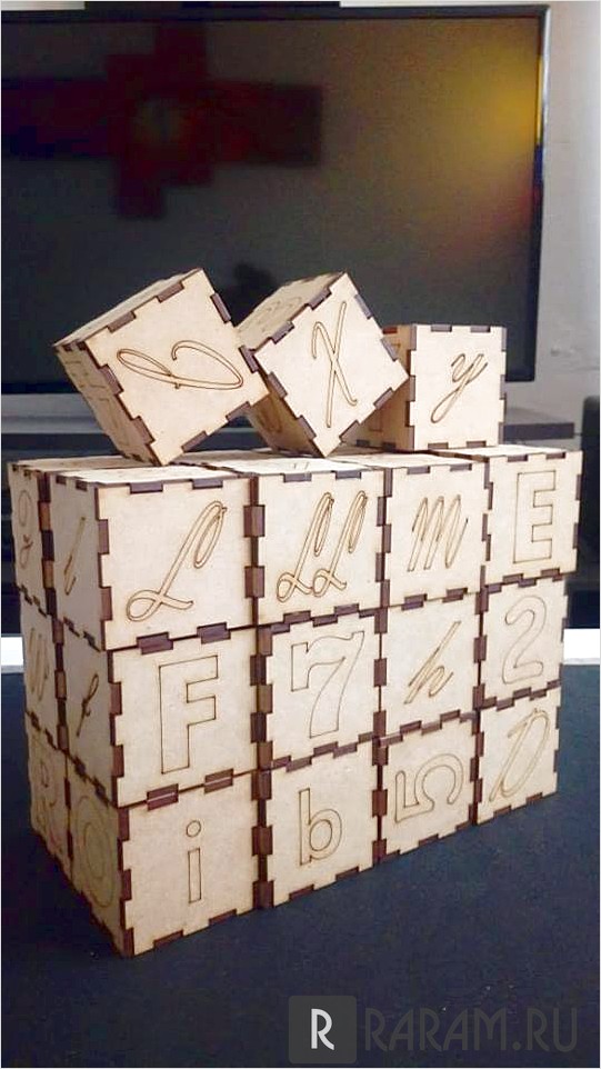 Кубики с буквами и цифрами